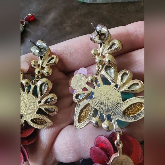 Unique flower post earrings - Picture 5 of 5